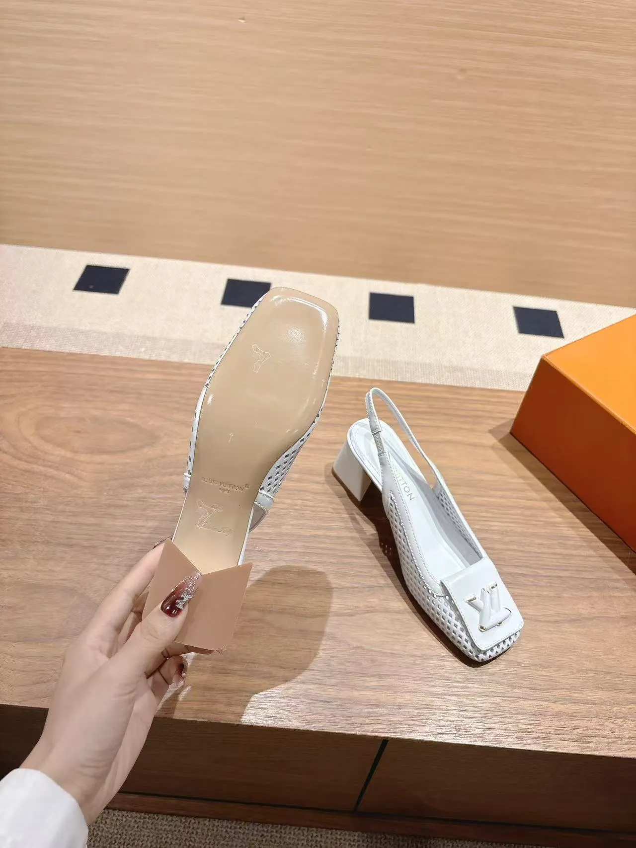 👟👟Ex-factory price 600👟👟 LV Louis Vuitton 25ss top version. Features the latest SHAKE hollow slingback sandals. Hard goods are new. Purchasing level! Full of high-end sense! A popular one among domestic and foreign bloggers. It is retro and fashionable and looks great on the feet! The main model on the official website. Upper: original customized cowhide surface. Lining: imported goatskin lining. ·Outsole: original Italian leather outsole ■Height: 3.5cm5.5cm ·Shoe size: 35-40 (41, 42 customizations are not returnable)